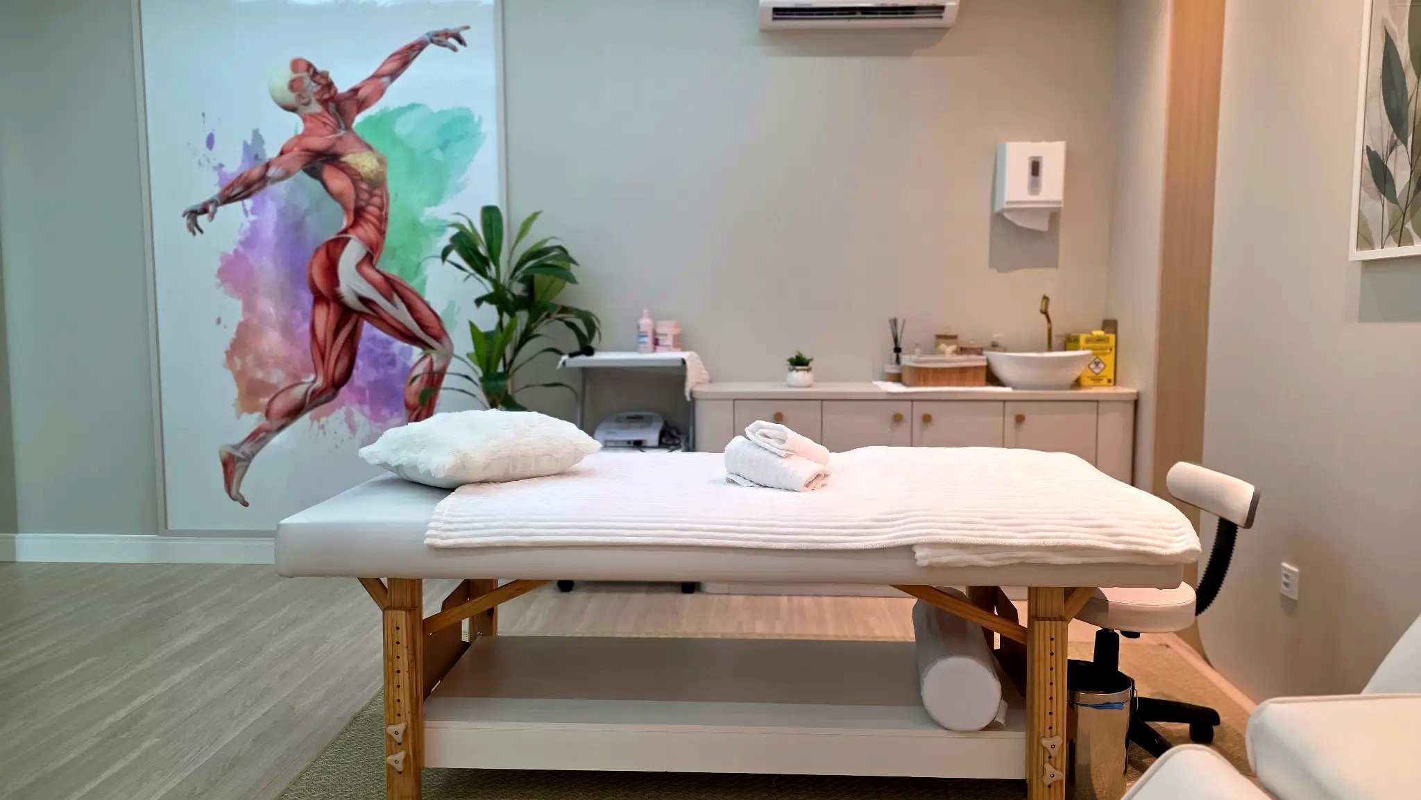 Fisioterapeuta orientando movimento de paciente durante sessão de reabilitação na Clínica Simetria em Chapecó.