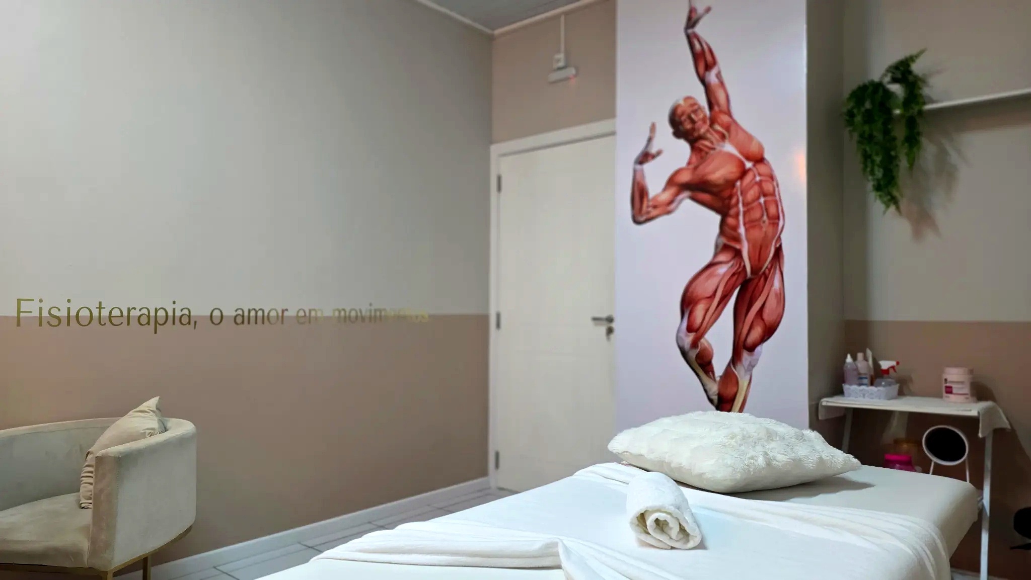 Fisioterapeuta realizando sessão de liberação miofascial nas costas de um paciente em ambiente clínico.