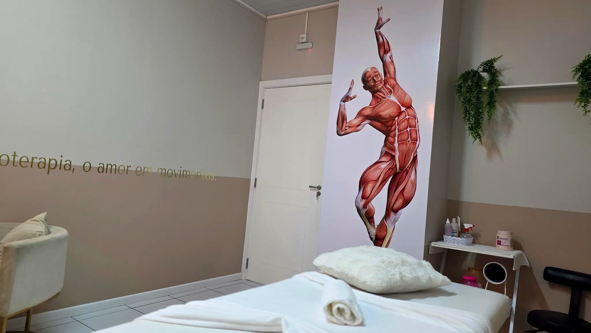 Fisioterapeuta realizando avaliação ortopédica funcional em paciente na clínica.